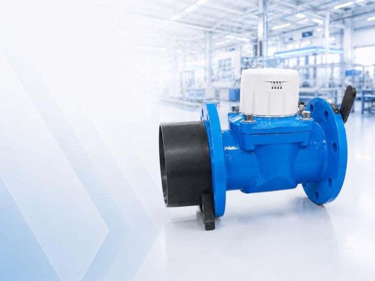 Blue flanged water meter fitted with a black rubber spacer for length compensation